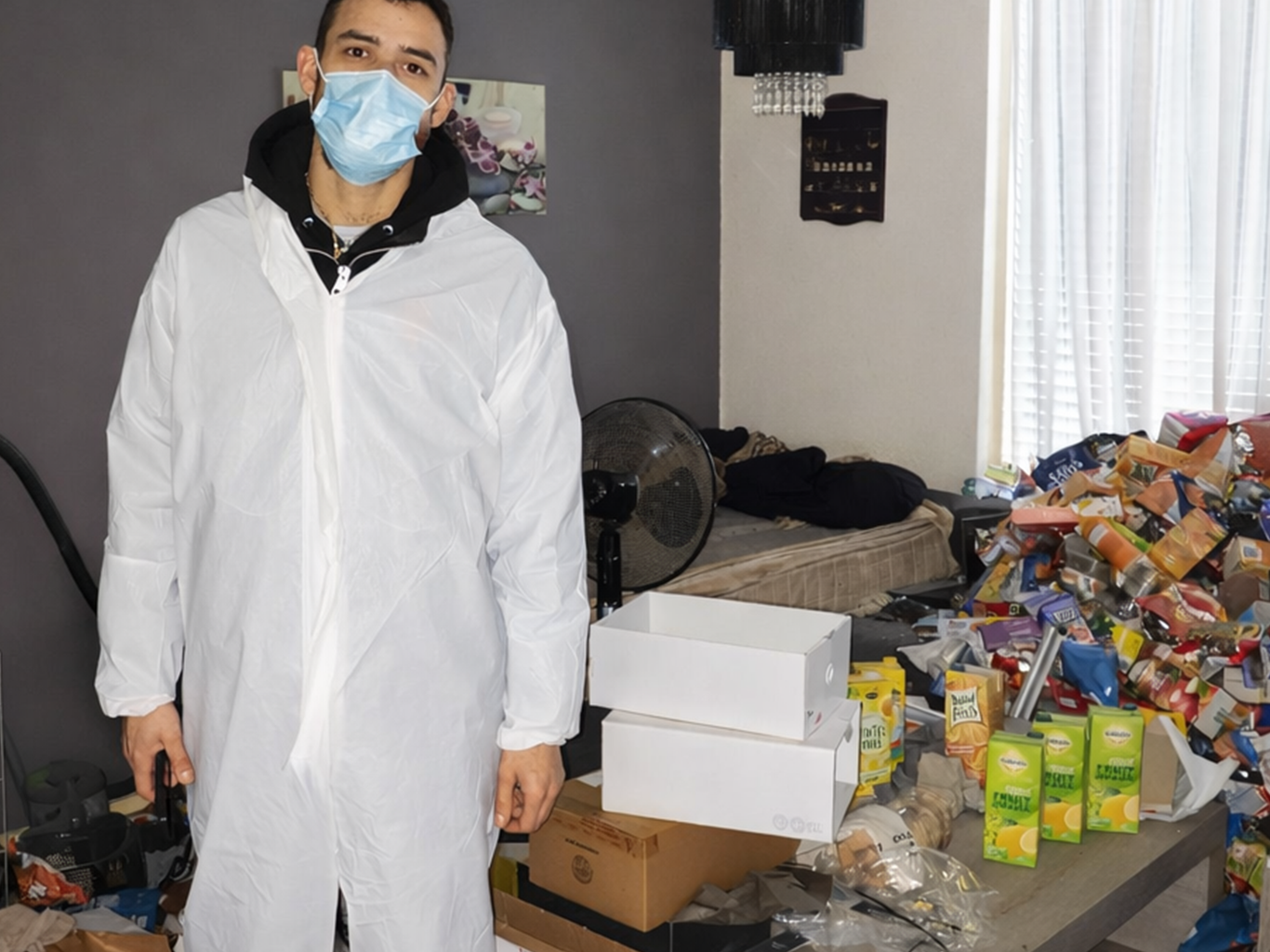 Medewerker van The Cleaning Men ruimt een woning volledig leeg